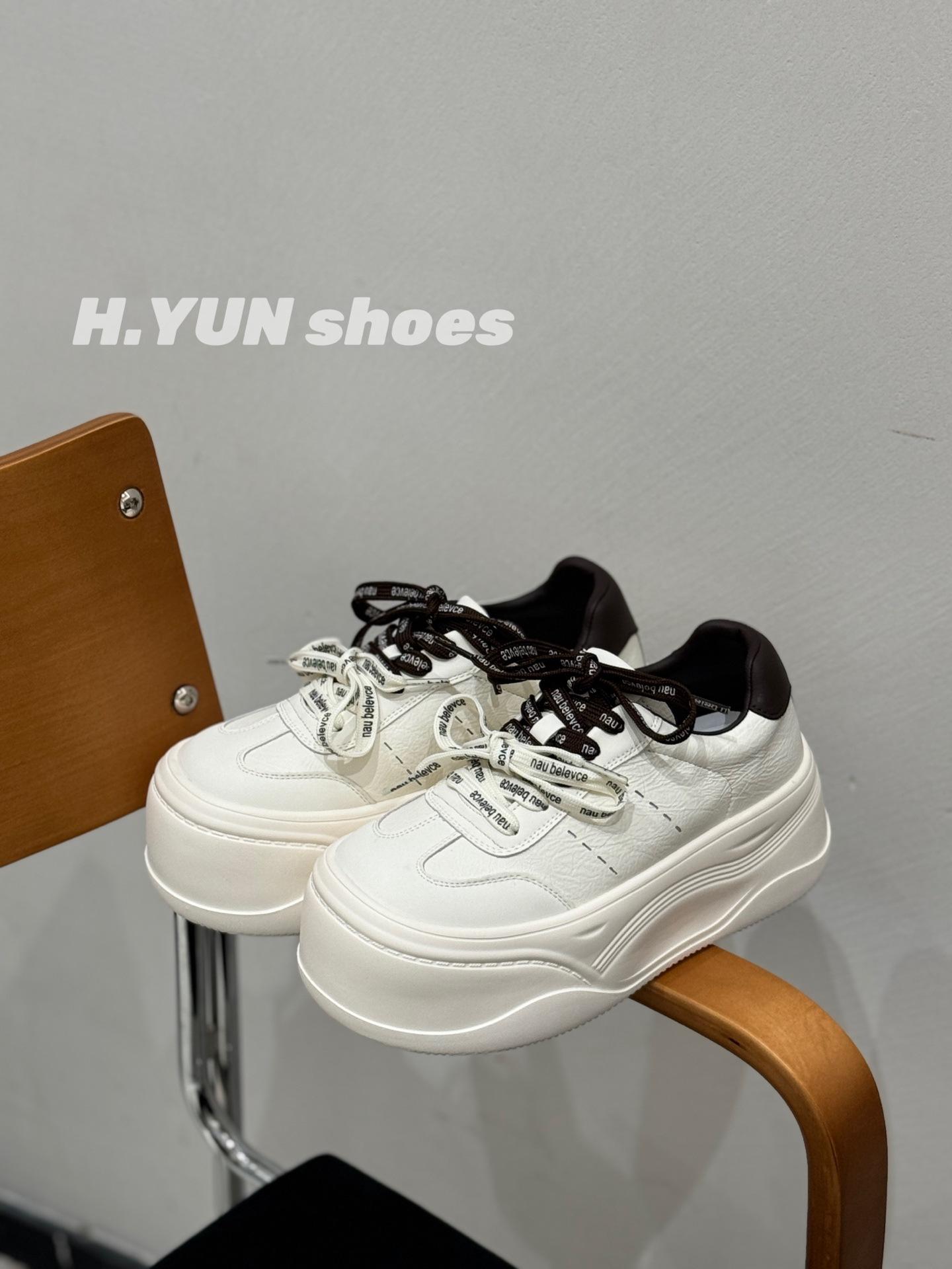 

Кожаные маленькие белые туфли женские 2025 осень новые на высокой платформе спортивная обувь женская однотонная универсальная удобная повседневная обувь на платформе 40 бежевый