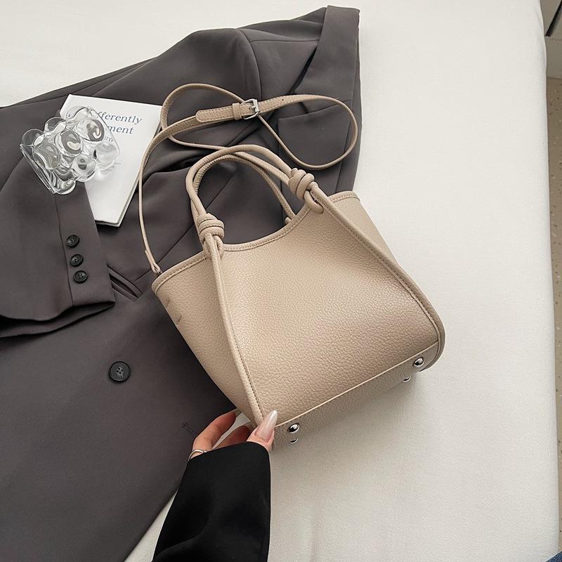 

Portable high-value fashionable small square bag 2025 summer new niche simple casual shoulder bag commuter messenger bag