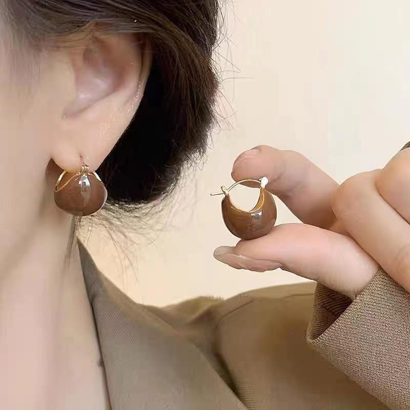 Autumn/Winter Myriad Series Retro Coffee Light Luxury Stud Earrings - Versatile Women's Style.