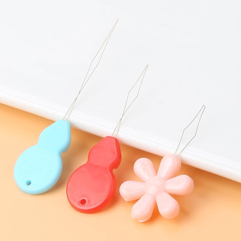 Elderly needle threading device, needle threading artifact, household fast automatic needle threading tool, thumb universal needle recognition device