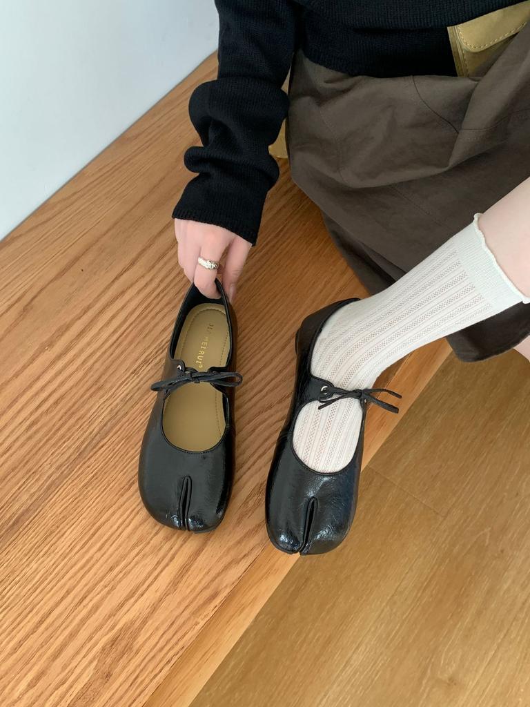 IPPEUM Tabi Shoes For Women 2025 New Fall Black PU Leather Split Toe Ballet Flats