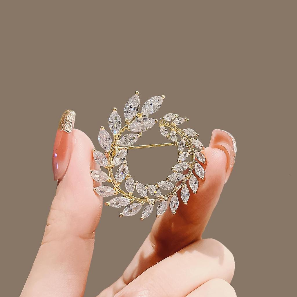 Elegante Schmetterlingsbrosche mit Perle – Damen-Modeschmuck-Anstecknadel von hoher Qualität