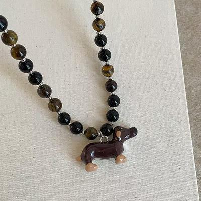 Collana con Ciondolo Cartoon Bassotto con Perle di Occhio di Tigre - Choker Carino, Elegante e Versatile per Donne