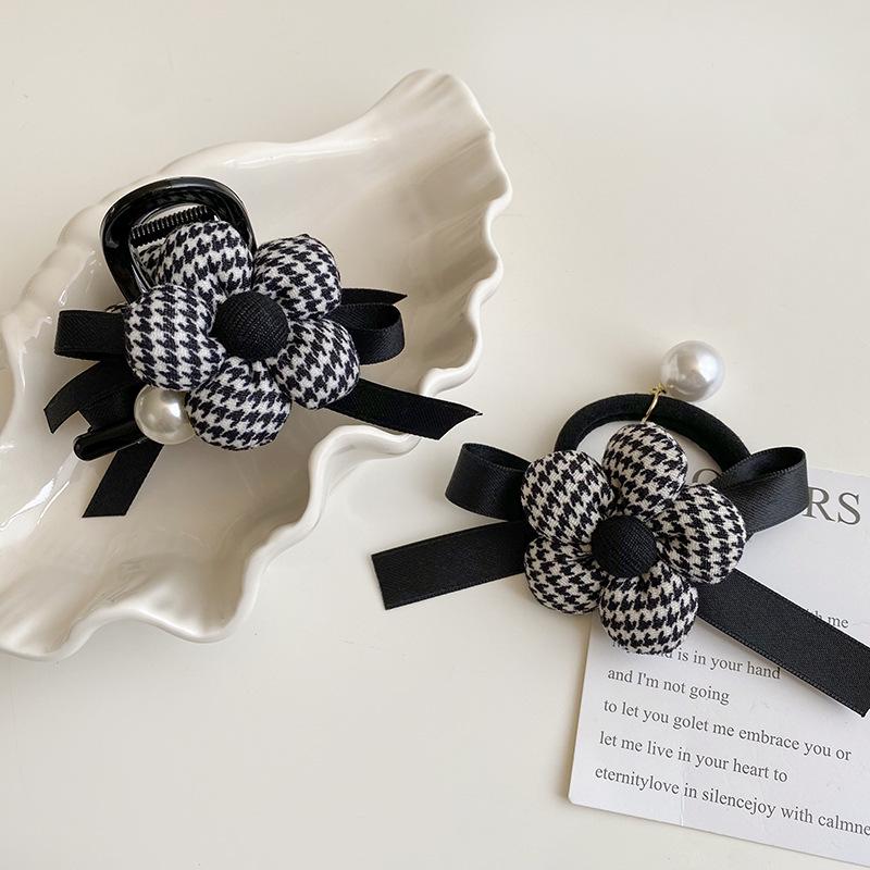 

Chic Black and White Houndstooth Flower Hair Tie – Versatile and Durable for Autumn and Winter