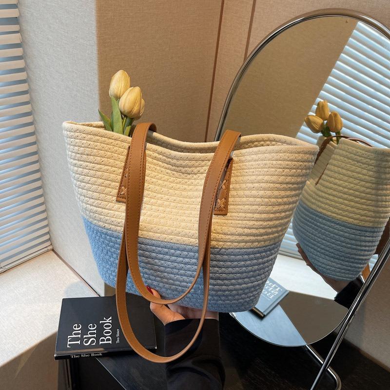 

Fashion woven spring and summer new large-capacity contrasting color shoulder bag commuting versatile bucket women s bag синій