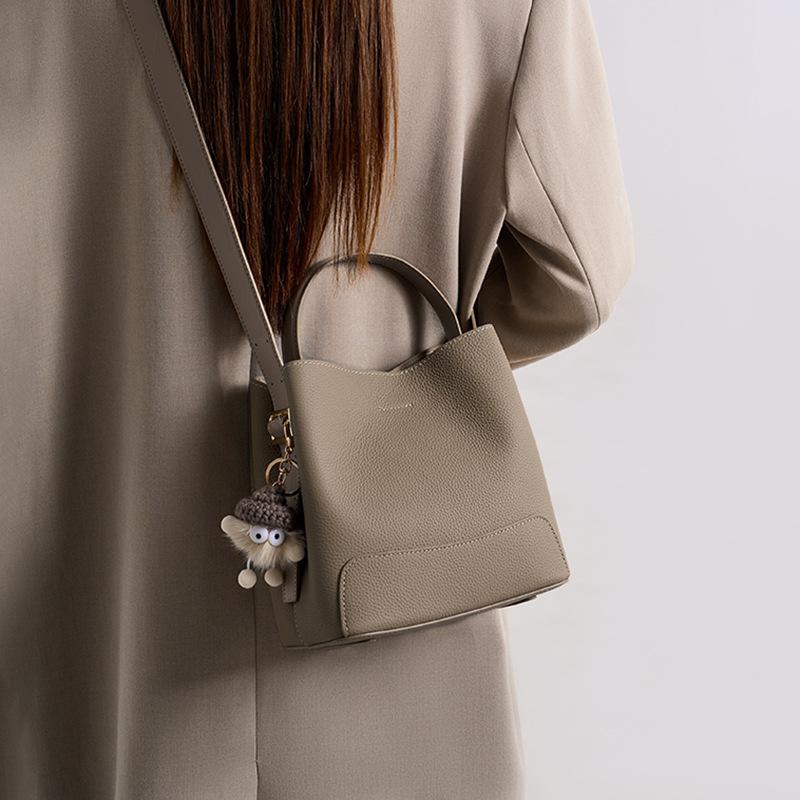 New fashion messenger bag high sense versatile portable bucket bag 2025 new popular retro bag women