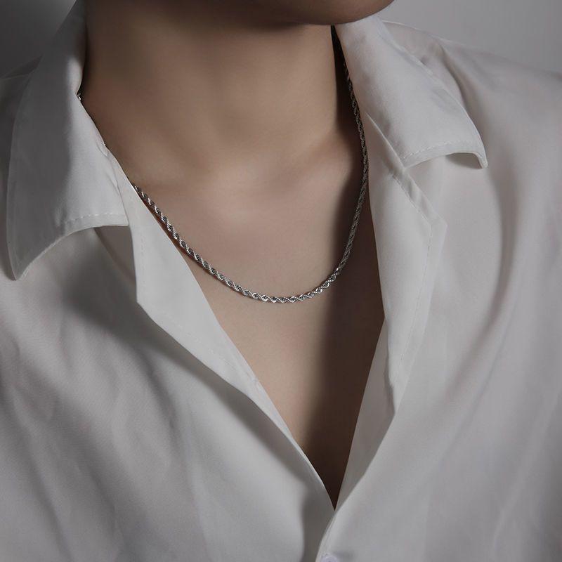 Korean Pearl Necklace: High-End Silver Clavicle Chain with Niche Design, Perfect for Light Luxury and Sweater Pendants.