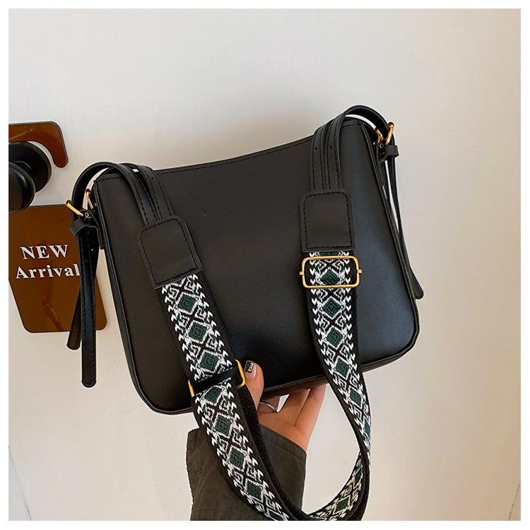 

Текстурированная маленькая сумка женская сумка 2024 новая модная популярная сумка-мессенджер с широким плечевым ремнем модная сумка-ведро на одно плечо маленькая квадратная сумка чёрный