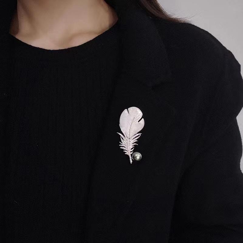 Fashion Crystal Shell Feather Brooch Pins For Women Luxury White Pearl Gold Color Party Wedding Gifts Clothing Accessories