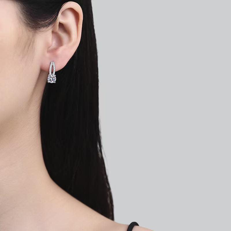 S925 Sterlingsilber Minimalistische Hasenohren Moissanit Ohrstecker mit einem Nischendesign.