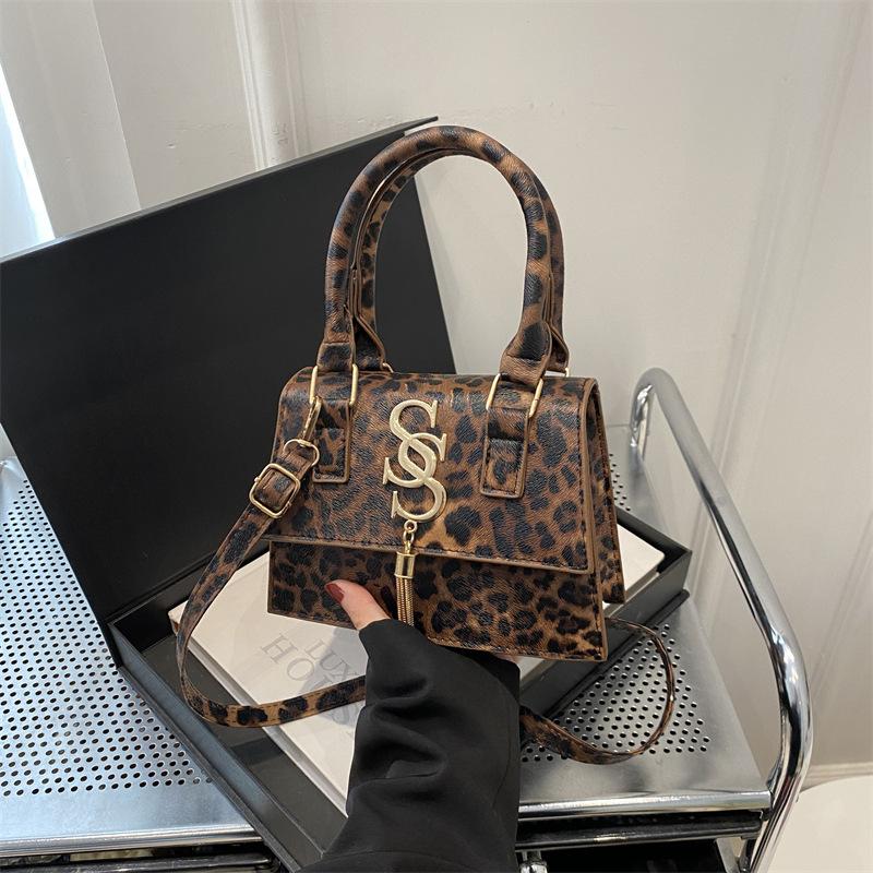

High-value handbag bag women s 2025 new retro texture fashion shoulder messenger bag popular commuter small square bag