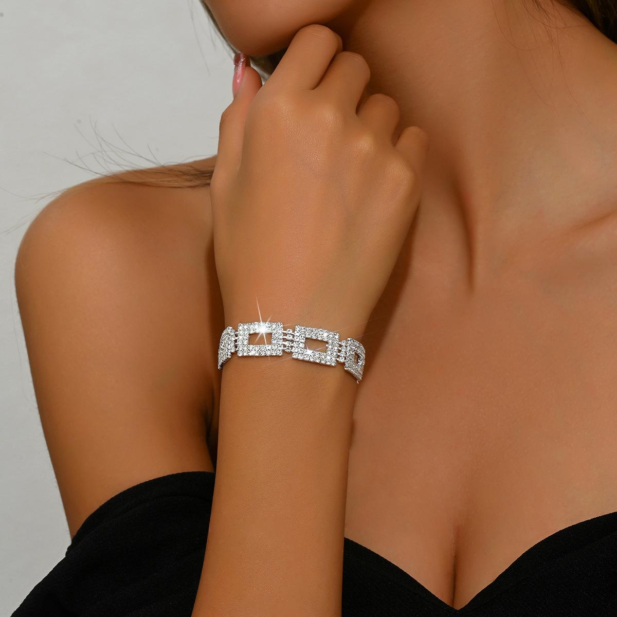 

Роскошный набор бриллиантовых украшений: Колье, Серьги, Браслет для вечернего наряда