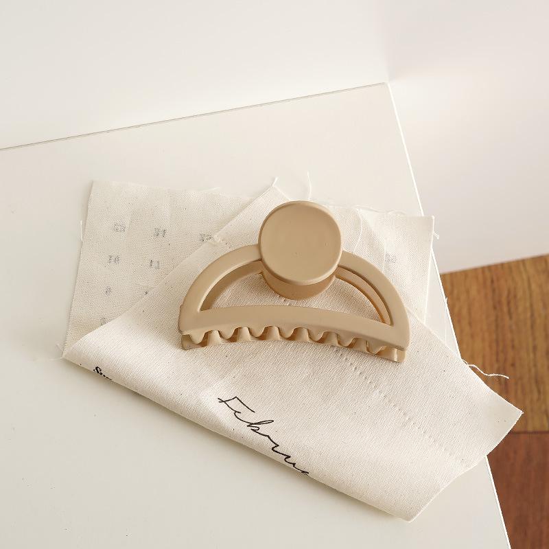 Versatile Cream Claw Hair Clip: Sweet Spring Accessory for Girls and Updos