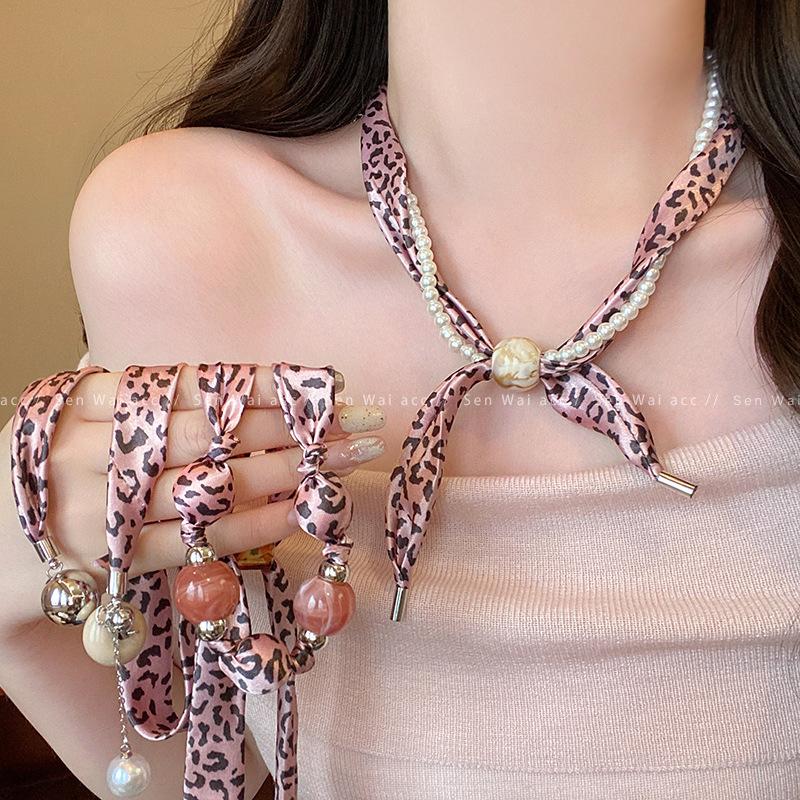 Leopard Print Magnetic Necklace for Women - New, Small-scale Design, Stylish Sweater Chain, Luxurious and High-end Accessory