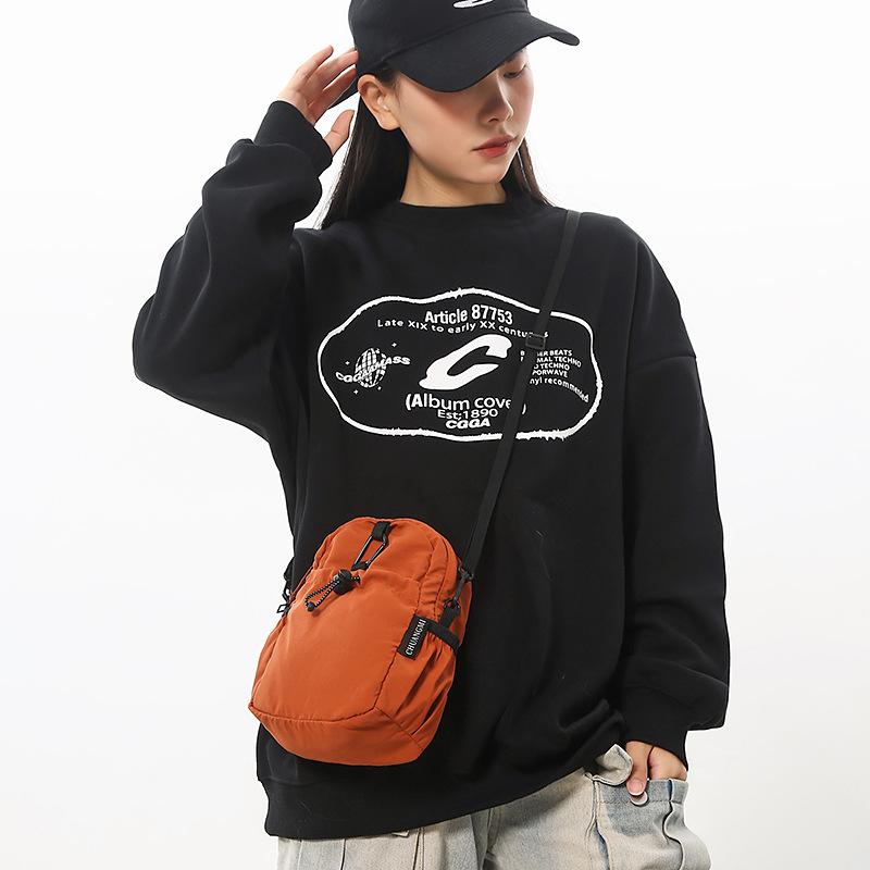 Niche fashion is popular this year, casual pleated drawstring sports shoulder messenger bag 2025 new trendy small square bag