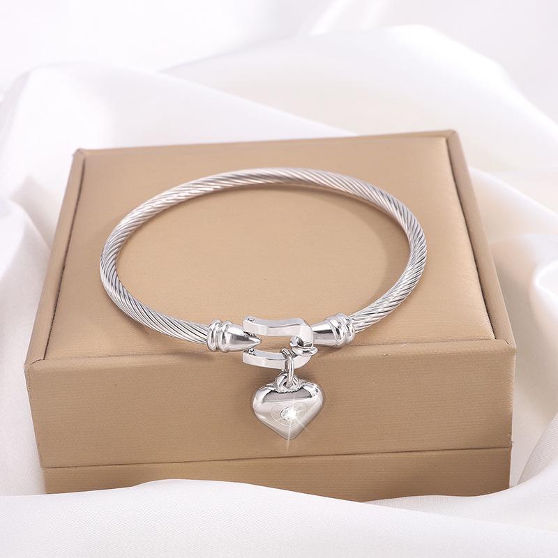 Titanium steel , horseshoe buckle love diamond , girls' advanced sense, European and American popular does not fade