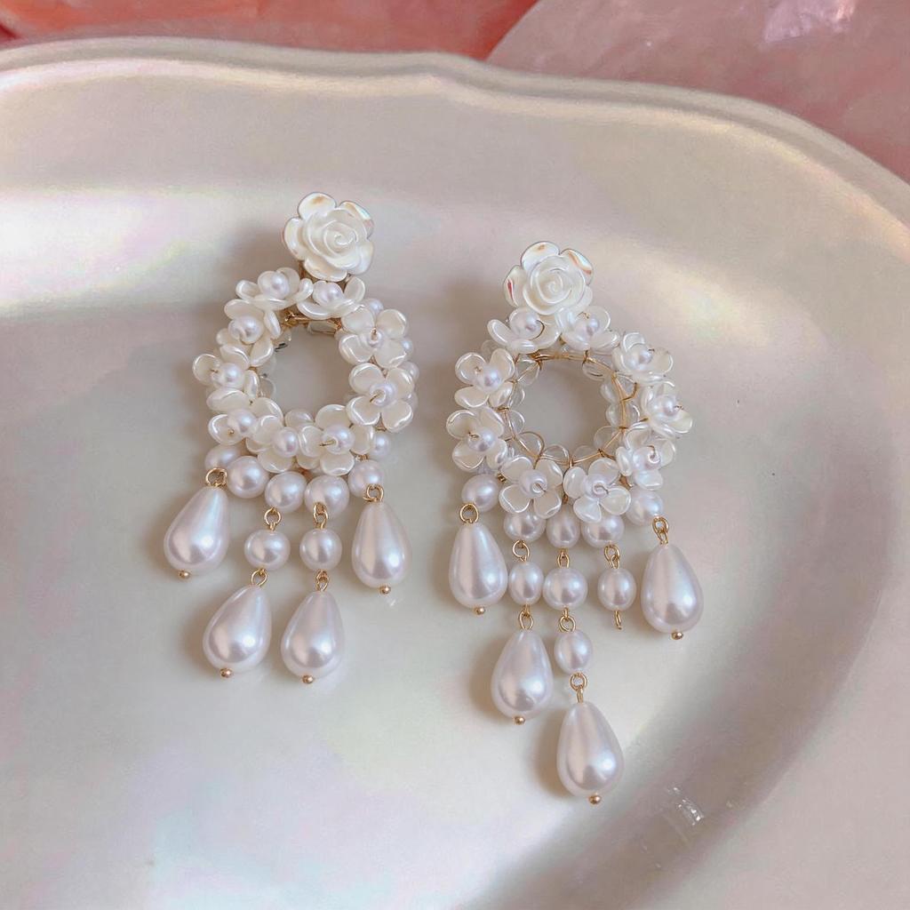 Elegante Retro-Ohrringe mit Perlen und Harzblumen
