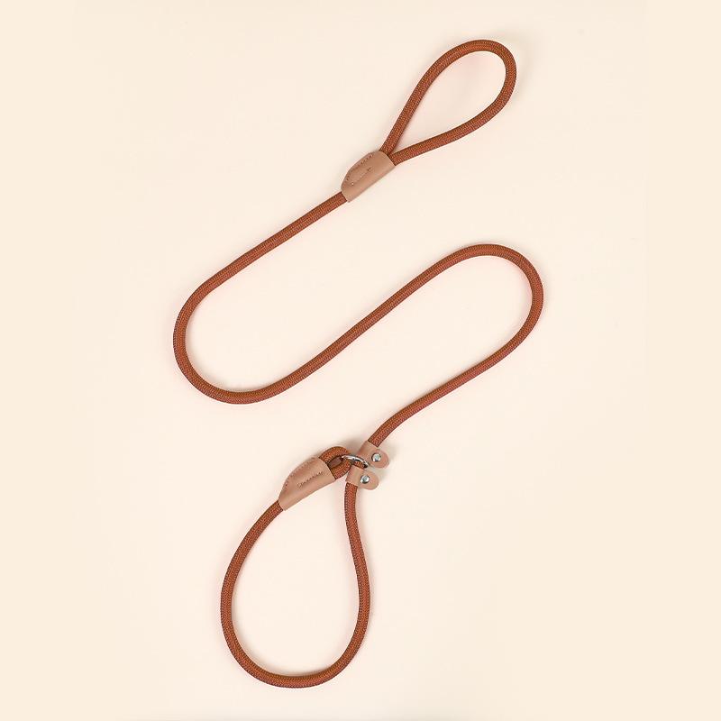 

Нейлоновая веревка P-цепь Тяга с кусочками коровьей кожи, Круглая P-веревка для тренировки ходьбы с собакой, Затягивающийся и выдвижной P-поводок для собаки 1.5*0.6 коричневый