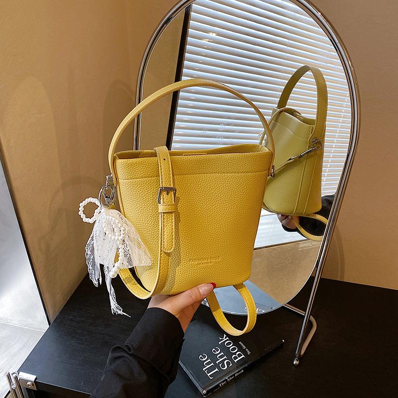 Bag Women's New Versatile Shoulder Messenger Bag Fashionable Commuting Texture Casual Bucket Bag Tide
