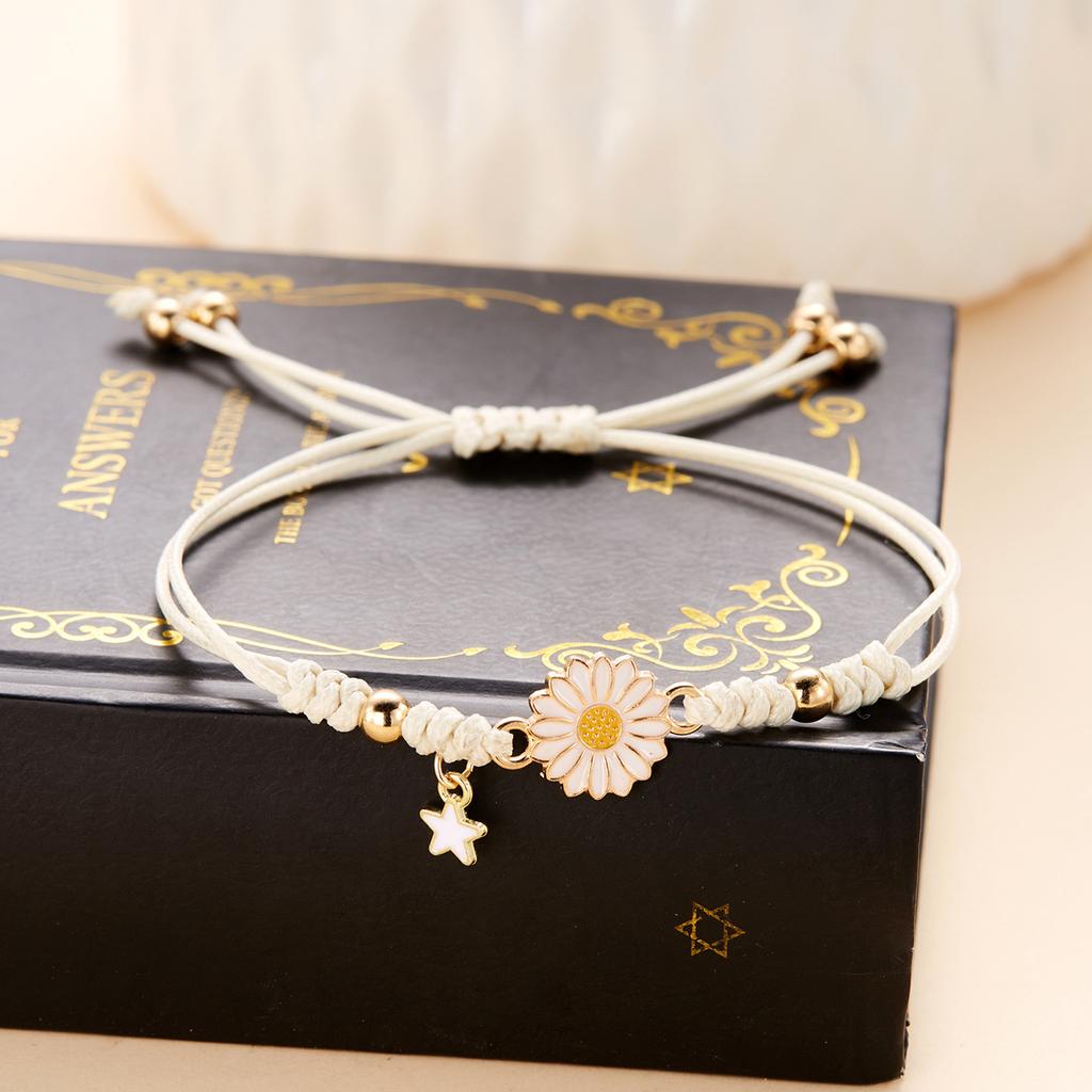 Elegant Daisy Bracelet Symbolizing Love and Luck Adjustable Chain Bracelet Friendship Bracelet for Women and Girls