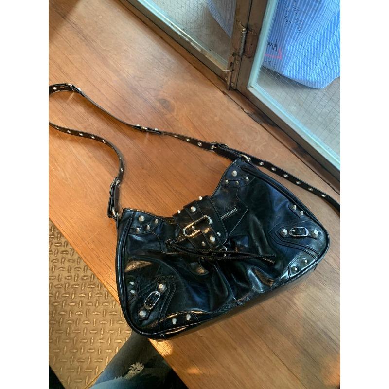 

Large-capacity Fashionable Riveted Parisian Motorcycle Single-shoulder Crossbody Bag чорний
