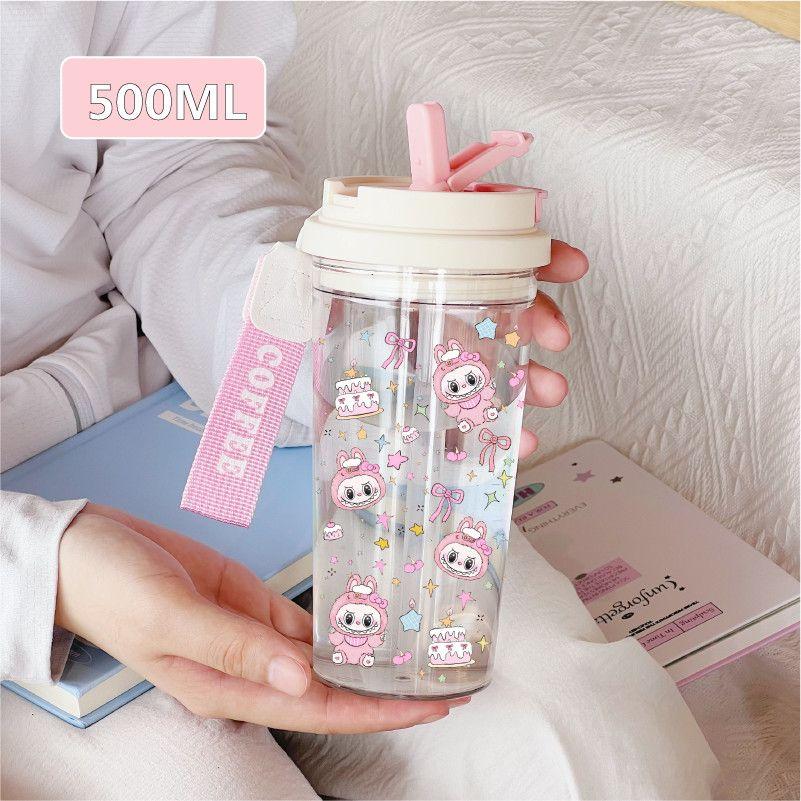 

Летние стаканы для воды Милые мальчики и девочки носят два стакана для питья, когда выходят на улицу