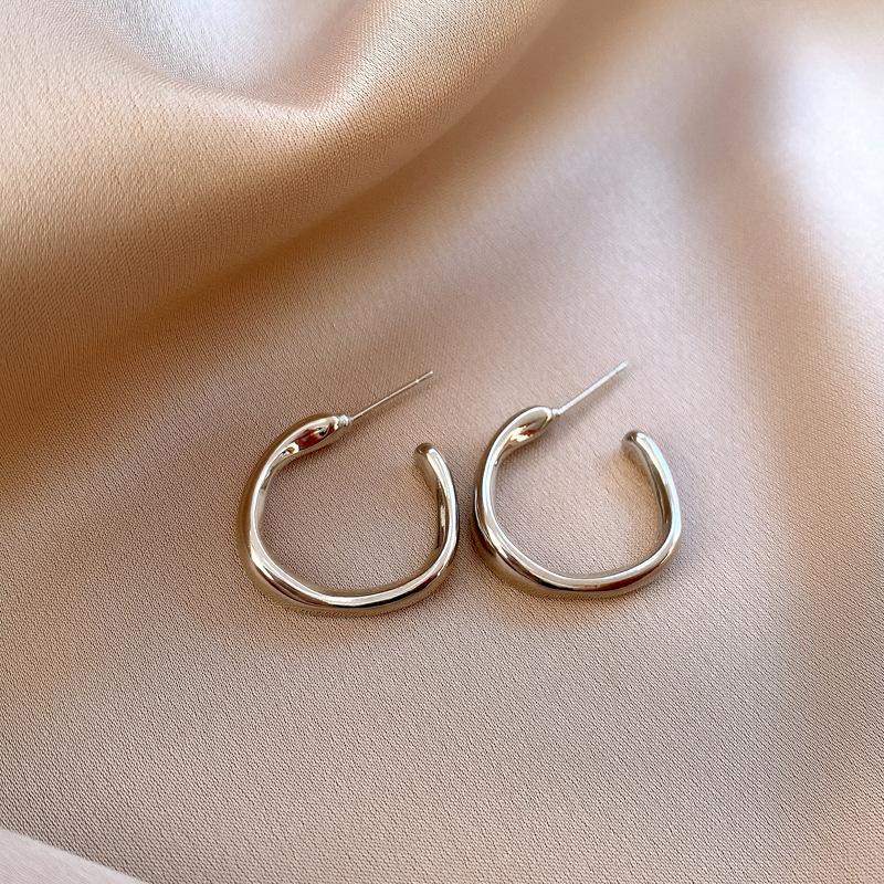 

Simple C-shaped earrings European and American niche earrings commuting versatile temperament earrings women