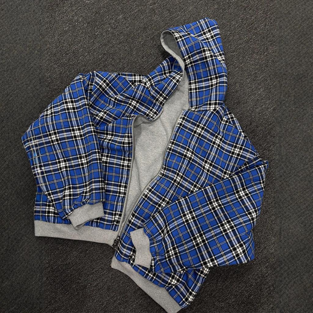 Sudadera Gris con Capucha y Cremallera con Forro de Camisa a Cuadros Aspecto en Capas