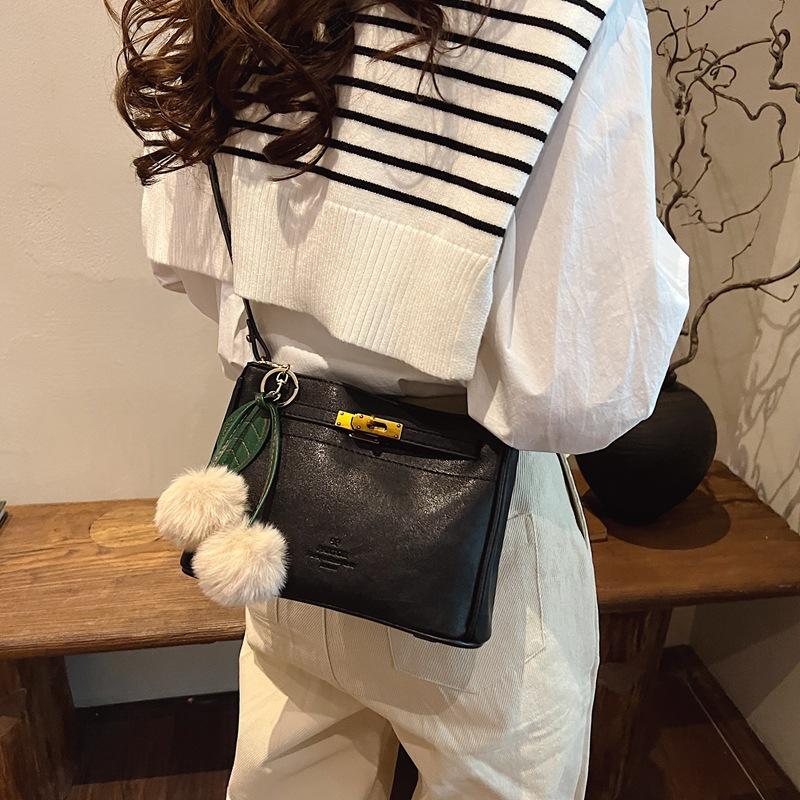 Vintage Maillard Armpit Bag Women's 2025 Autumn and Winter New Fashion Literary Small Square Bag Niche Simple Shoulder Women's Bag