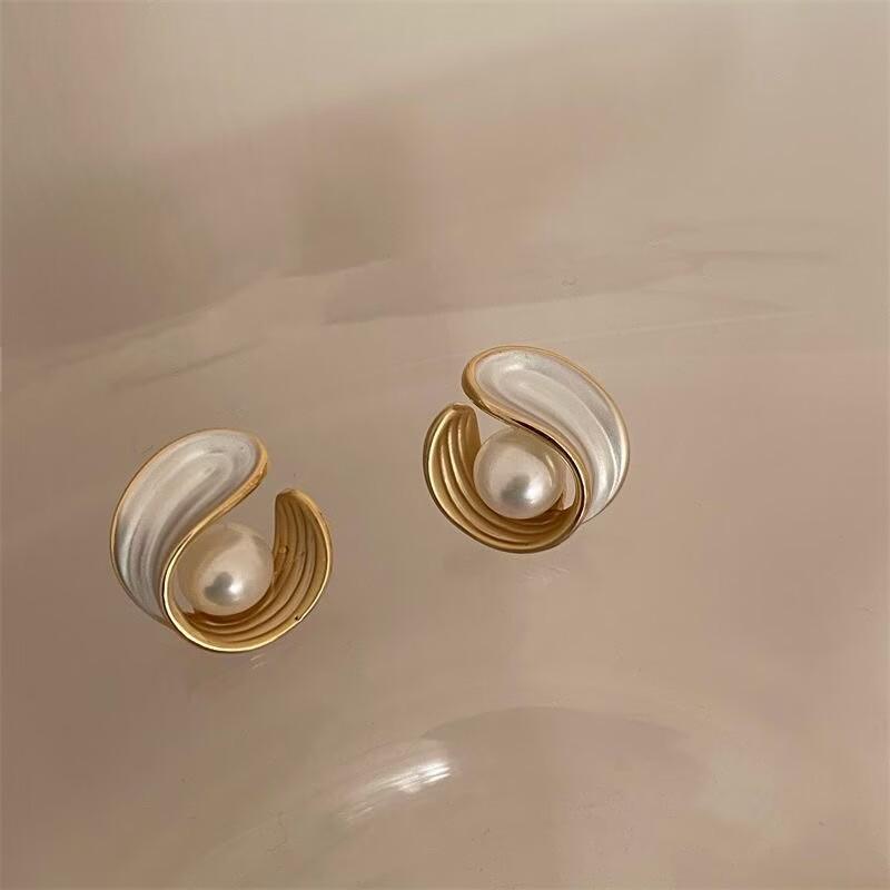 White pearlescent high-end French enamel pearl earrings, exquisite and simple temperament niche design stud earrings