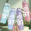 1PC Vintage 1972 Script Letter 750ml Color Plastic Sports Water Bottle Leakproof Flip Straw Lid Suitable for Sports Office Home Use