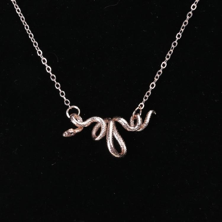 Fashionable Wrapped Serpents Necklace Delicate Snake Pattern Necklace Personalized Neck Chain Adornment for Gatheirngs