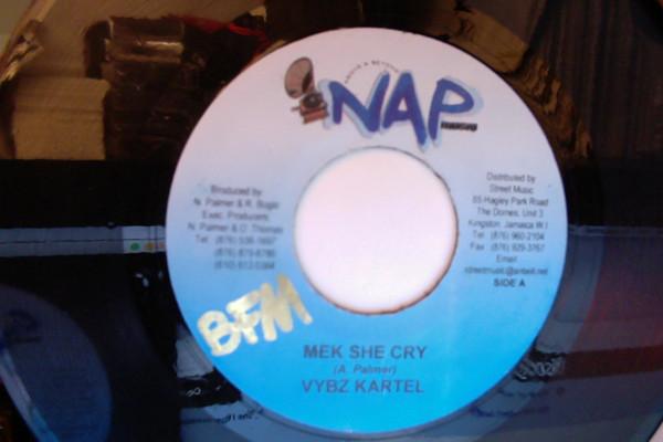 

7-дюймовая пластинка VYBZ KARTEL - Mek She Cry NONE NAP Musiq Ямайка Регги, Ска и Даб Б/У