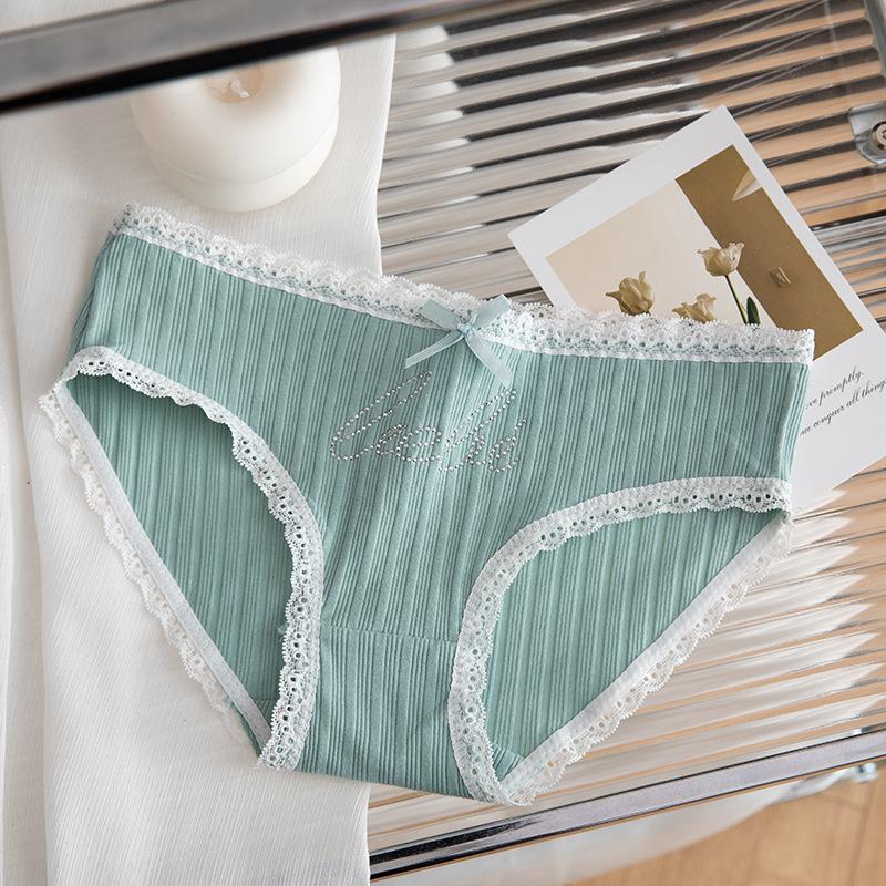 

Ladies Summer Simple Lace Rhinestone Letter Without Trace Low Waist Breathable Briefs One size світло-зелений колір