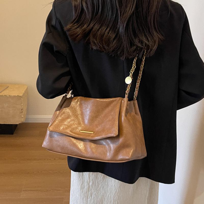 2025 autumn and winter new product retro trendy large capacity underarm tote bag women's simple versatile chain shoulder messenger bag