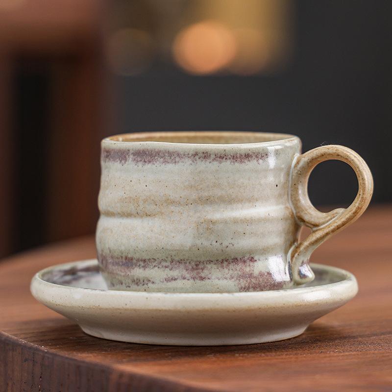 Grobes Töpferton Ofenwechsel Tasse und Untertasse Set Unregelmäßige Wabi-Sabi Keramiktasse für Kaffee Tee Hausbar Rustikale Wohnkultur Geschenk