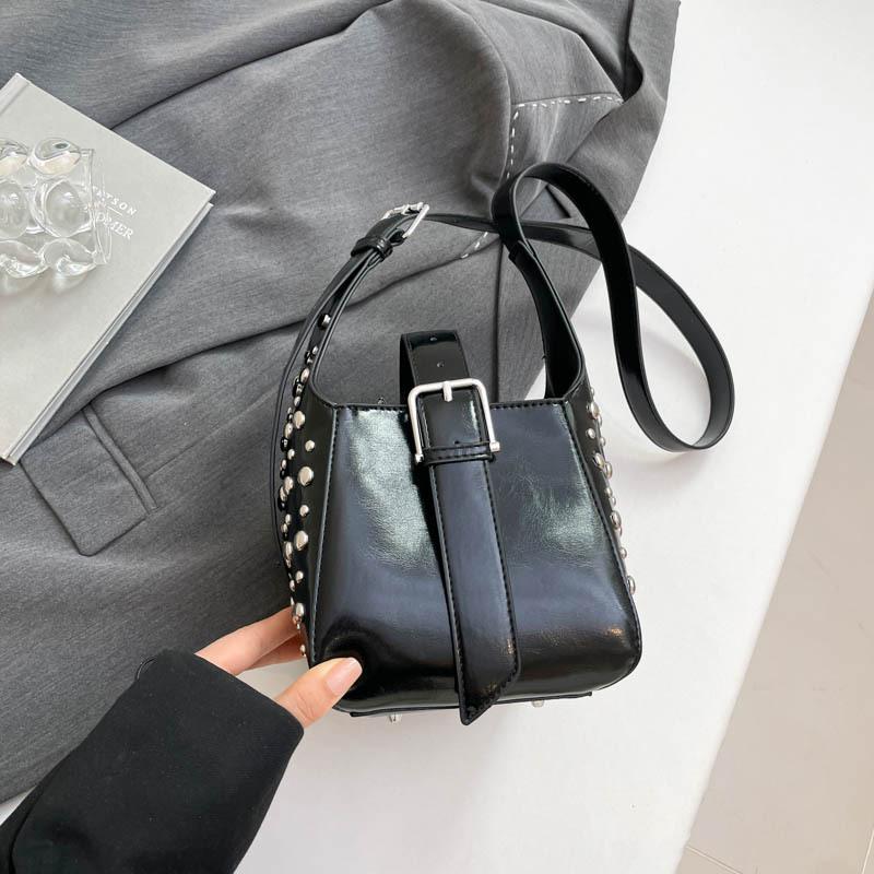 Весенняя простая милая крутая сумка-ведро женская личность мода заклепки сумка на плечо тренд локомотив сумка-мессенджер