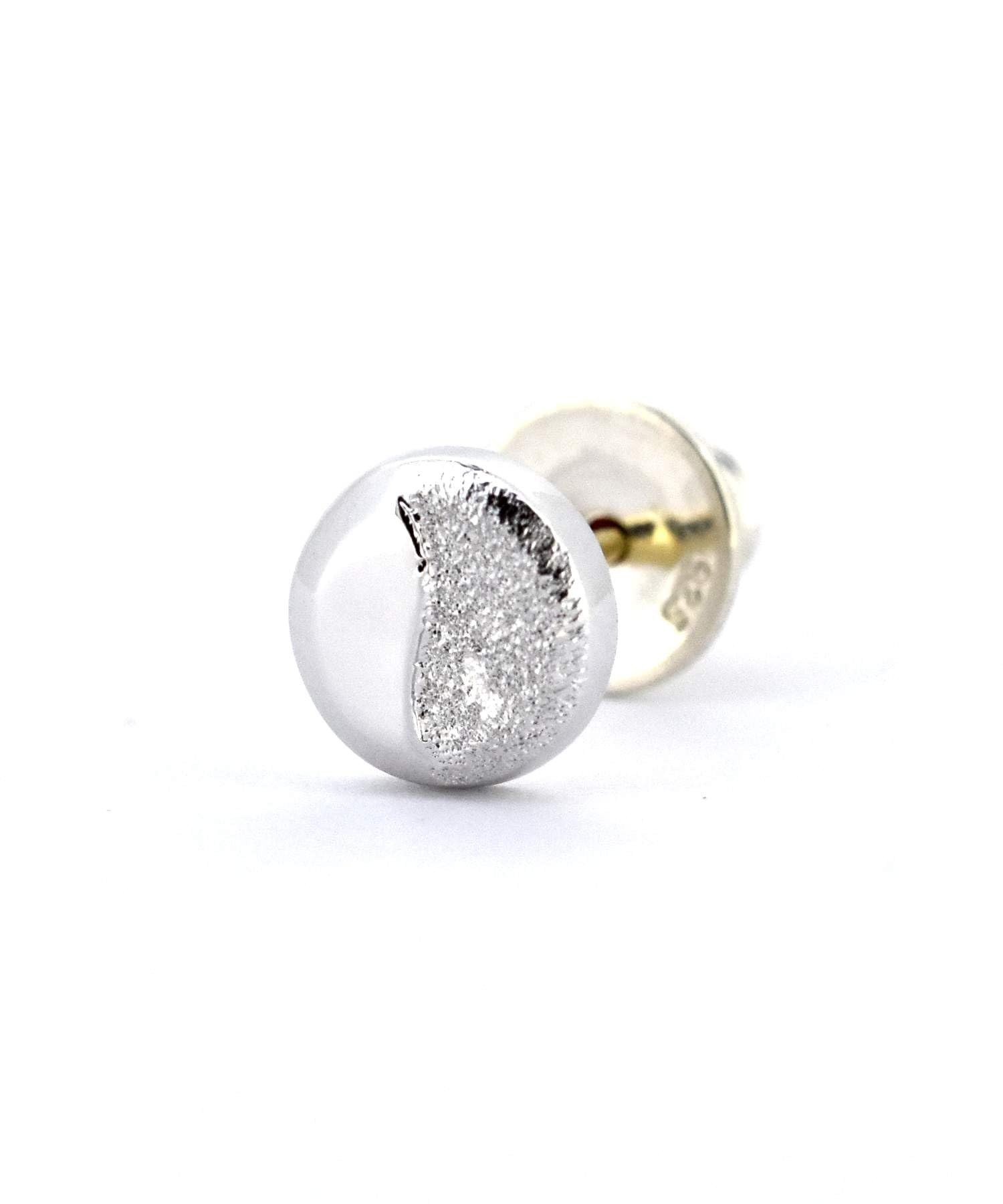 

Серьги LION HEART BASIC Sand Stud 925 с мешочком Серебряные серьги/Серебро Мужские