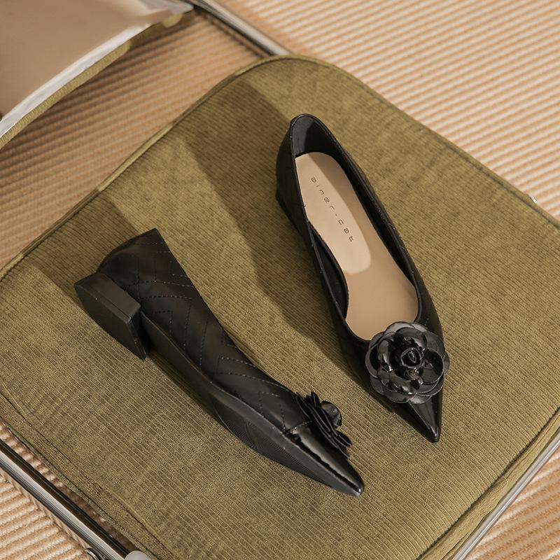 

29802 [sheepskin] flat shoes women s thick heel autumn 2025 new pointed head color matching low heel flower shoes 35