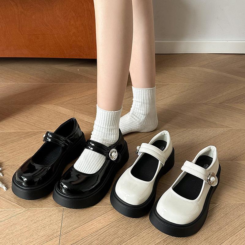 Black muffin platform small leather shoes women's 2025 summer new retro French heightening skirt Mary Jane single shoes