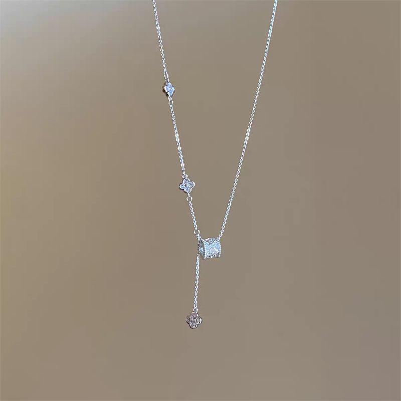 

Elegant Four-Leaf Clover Tassel Necklace - Versatile & Chic