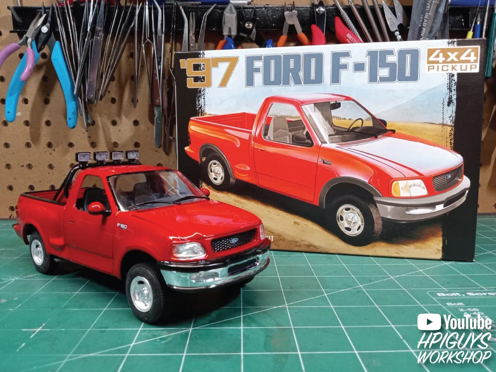 Plastikový model Fordu Pickup z roku 1997, AMT 1367, vůz F-150 4×4 v měřítku 1:25.