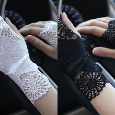 Zomerse dameshandschoenen met korte kanten bandjes en halve vingers, bescherming tegen de zon.