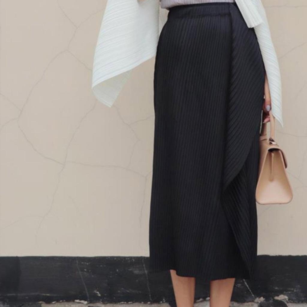 Fustă Neagră Asimetrică cu Fentă și Pliuri Miyake - Casual Chic High-End pentru Femei