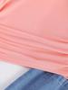 Zweiteiliges Set für Mädchen: Einfache und stilvolle rosa Weste mit Rüschenärmeln und FaltenDetails sowie ein modischer Jeansrock zum Knöpfen.