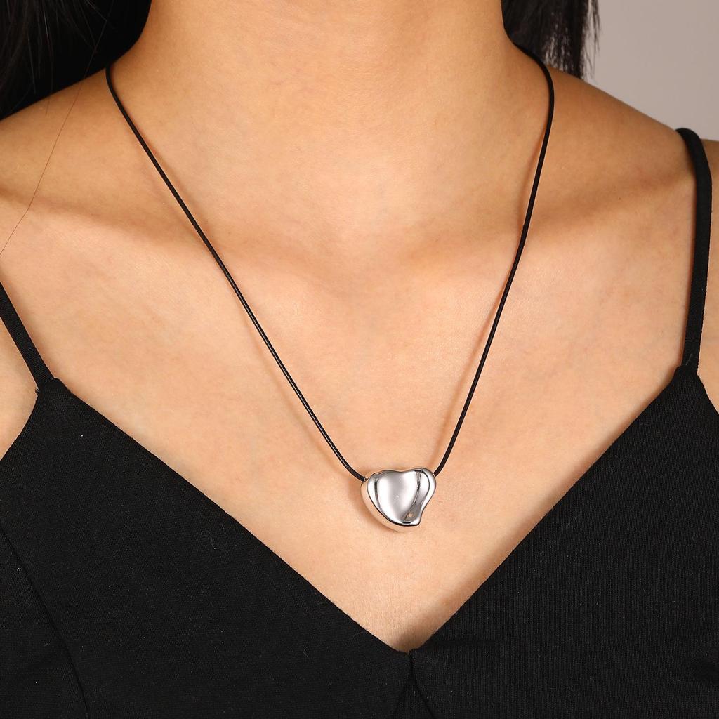 Collana con Cordoncino in Cera Ovale e Ciondolo Geometrico Irregolare a Forma di Cuore Vuoto Stile Europeo-Americano
