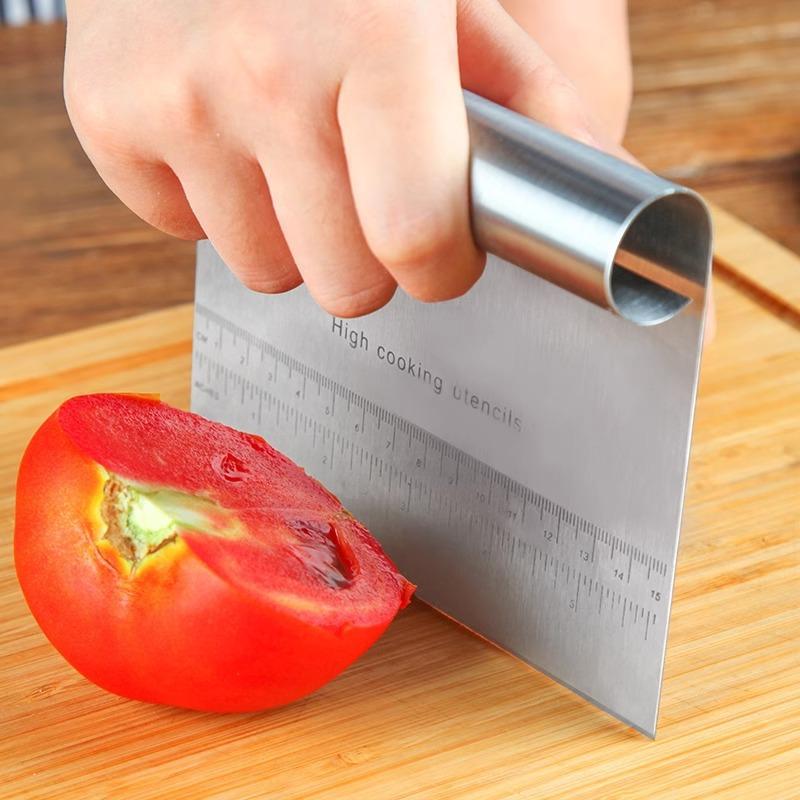 Durable Stainless Steel Dough Pastry Scraper Pizza Cutter Chopper with Measuring Scale for Bread Pastry Pizza Preparation
