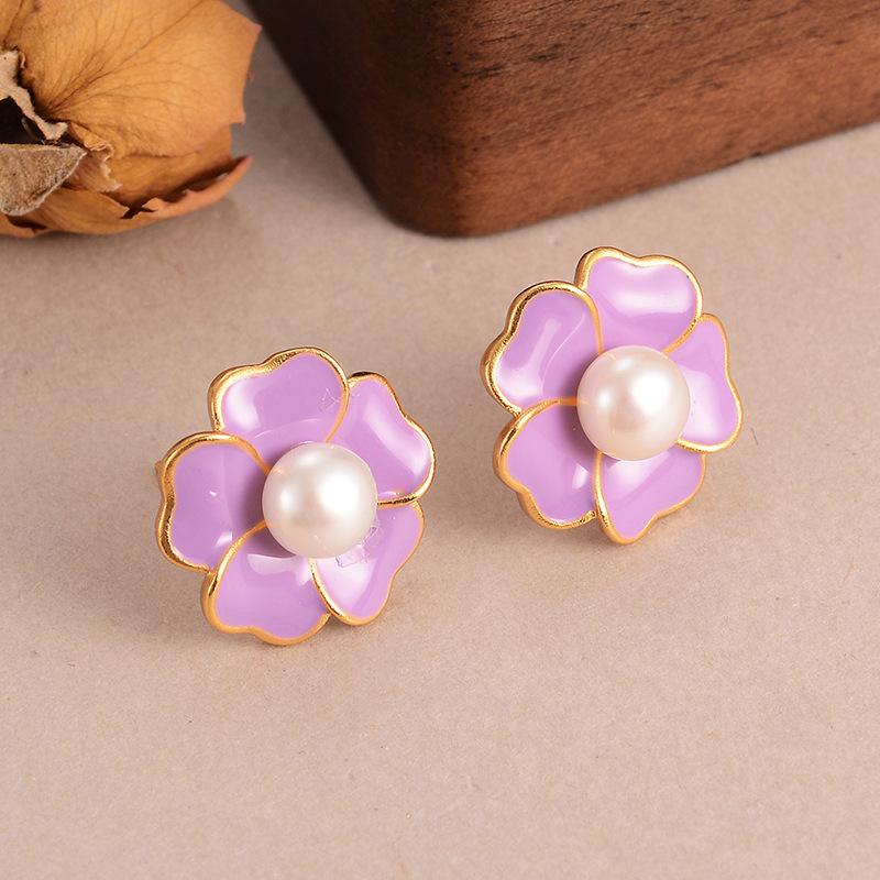Kolczyki w kształcie kwiatów z naturalnymi perłami to proste, małe, świeże i ekskluzywne kolczyki wkrętki w wielu kolorach, wszechstronne i dodające ekskluzywnego charakteru, dla kobiet