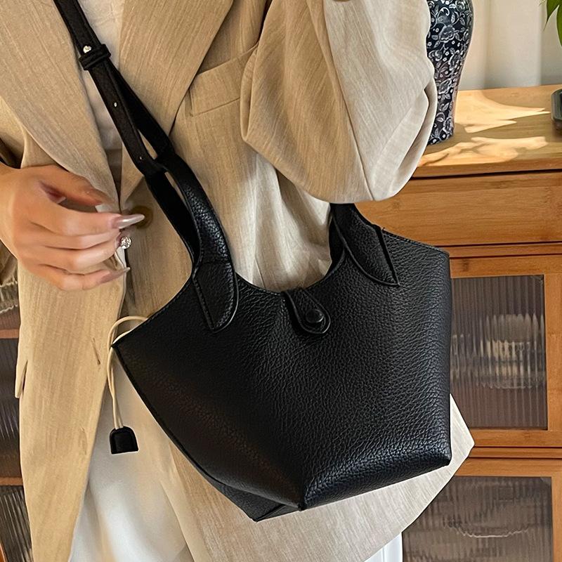 2025 New Versatile Niche Design Vegetable Basket Women's Bag High-end Texture Commuter Portable Messenger Bag Women's Trend