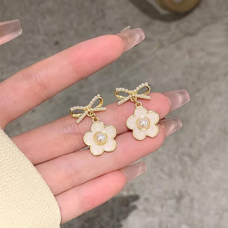 Kadınlar için Trend Beyaz Mine Çiçek Damla Küpeler Boş Kristal Fiyonk Sallantılı Küpeler Parti Sevimli Tatlı Takı Hediye